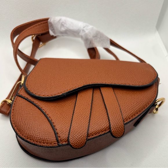 Santana Accessories Handbags - Elegant Mini Brown Leather Crossbody Bag